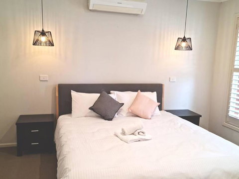Generous 4 Bedroom Home Close To Park And Shops - Lightning Ridge Tourism 0