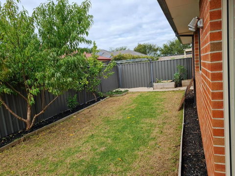 Generous 4 Bedroom Home Close To Park And Shops - Lightning Ridge Tourism 1