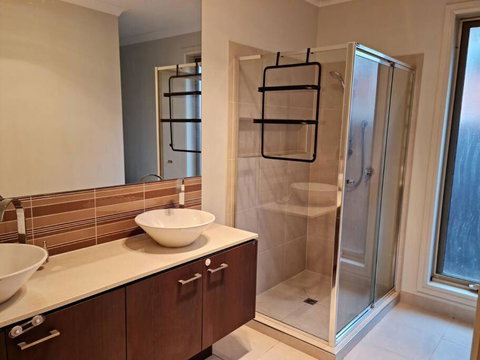 Generous 4 Bedroom Home Close To Park And Shops - Lightning Ridge Tourism 2