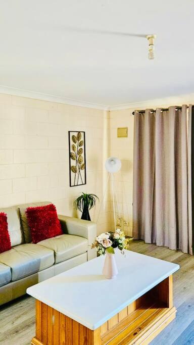 Golden Patch Retreat, Kalgoorlie - Lightning Ridge Tourism 0