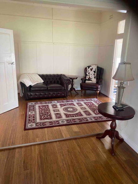 Golden Street Cottage - Lightning Ridge Tourism 0