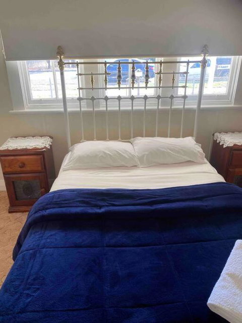 Golden Street Cottage - Lightning Ridge Tourism 1