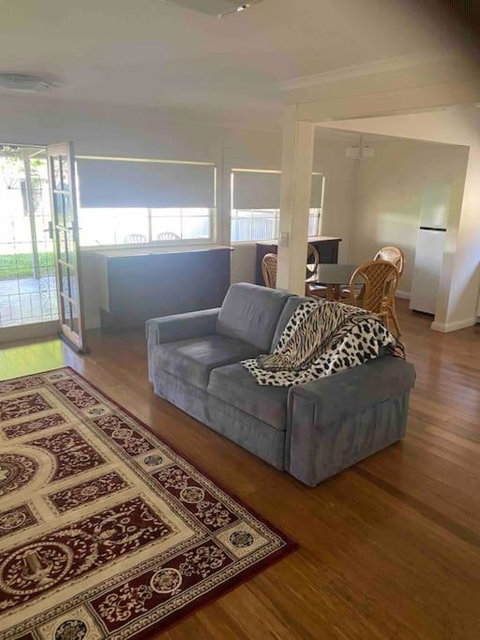 Golden Street Cottage - Lightning Ridge Tourism 2