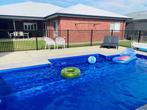 Golly Getaway - Lightning Ridge Tourism 0