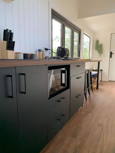 Gorgeous 2 Bedroom Tiny House Noosa Hinterland - Lightning Ridge Tourism 4