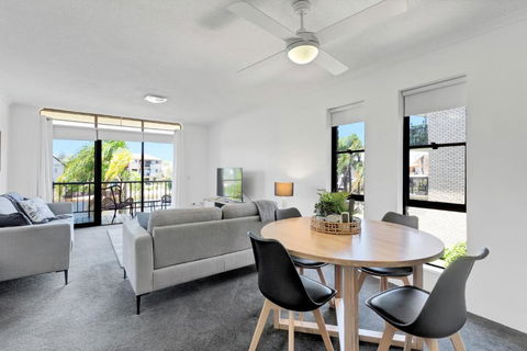 HACIENDA- CANAL VIEWS AND COMFORT - Lightning Ridge Tourism 1
