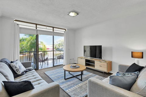 HACIENDA- CANAL VIEWS AND COMFORT - Lightning Ridge Tourism 2