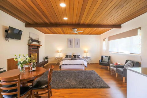 Hahndorf Lodge Pioneer Suite - Main Street Hahndorf On Site Secure Parking - Lightning Ridge Tourism 1