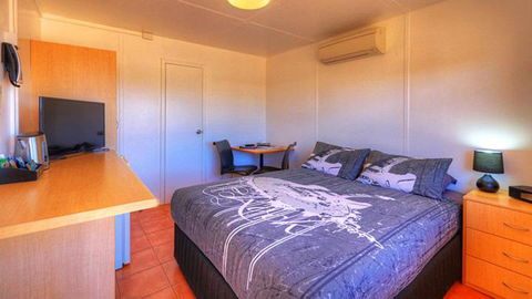Halls Creek Motel - Lightning Ridge Tourism 3
