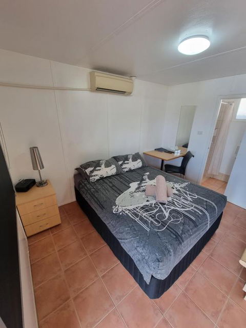 Halls Creek Motel - Lightning Ridge Tourism 1