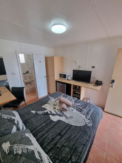 Halls Creek Motel - Lightning Ridge Tourism 2