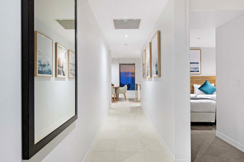 GUARANTEED OCEAN VIEW - Level 16 And Up - Soul Surfers Paradise - Self Contained &Privately Managed - Lightning Ridge Tourism 1