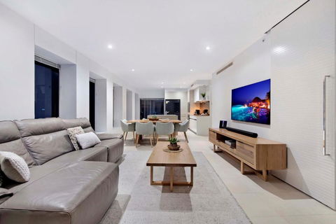 GUARANTEED OCEAN VIEW - Level 16 And Up - Soul Surfers Paradise - Self Contained &Privately Managed - Lightning Ridge Tourism 2