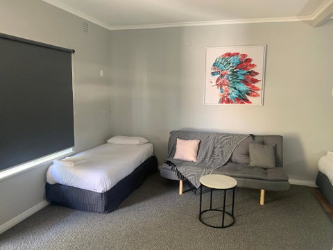 Hello Adelaide Motel And Apartments - Lightning Ridge Tourism 2