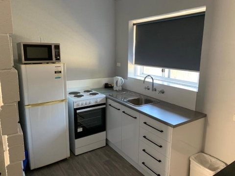 Hello Adelaide Motel And Apartments - Lightning Ridge Tourism 3