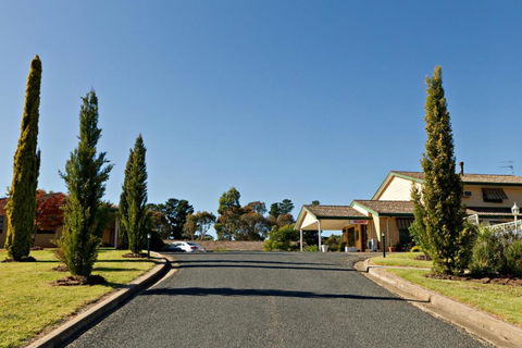 Hilltops Retreat Motor Inn - Lightning Ridge Tourism 0