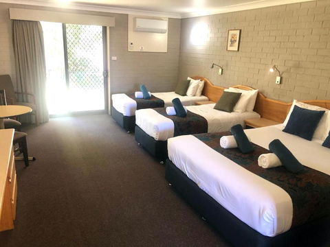 Hilltops Retreat Motor Inn - Lightning Ridge Tourism 2