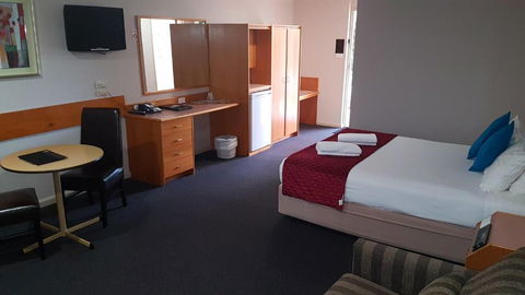 Hilltops Retreat Motor Inn - Lightning Ridge Tourism 3