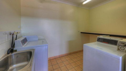 Heritage Lodge Motel - Lightning Ridge Tourism 1