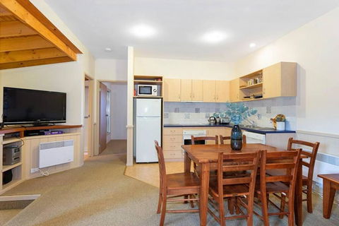 HAY SHED Chalet, Alpine-getaways - Lightning Ridge Tourism 1