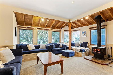 HAY SHED Chalet, Alpine-getaways - Lightning Ridge Tourism 2