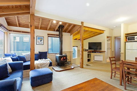 HAY SHED Chalet, Alpine-getaways - Lightning Ridge Tourism 3