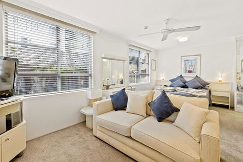 HENRY12 Self- Catering - Lightning Ridge Tourism 1