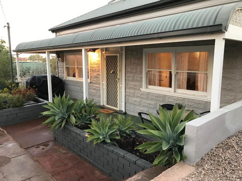 HILLSIDE HAVEN CHARMING C1920 COTTAGE Pet Friendly Sleeps 1 - 6 - Lightning Ridge Tourism 2