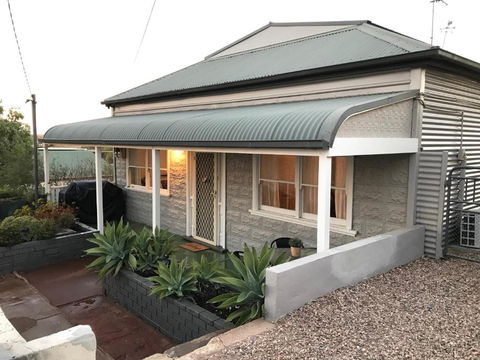HILLSIDE HAVEN CHARMING C1920 COTTAGE Pet Friendly Sleeps 1 - 6 - Lightning Ridge Tourism 0