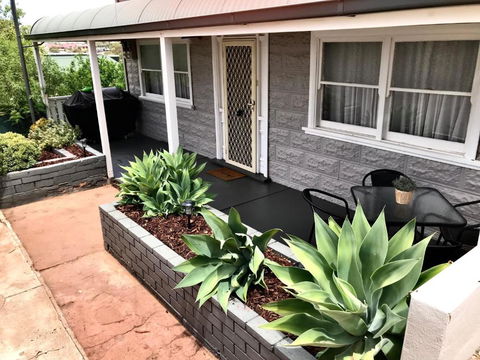 HILLSIDE HAVEN CHARMING C1920 COTTAGE Pet Friendly Sleeps 1 - 6 - Lightning Ridge Tourism 1