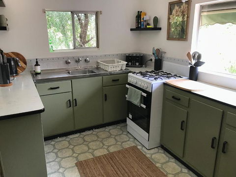 HILLSIDE HAVEN CHARMING C1920 COTTAGE Pet Friendly Sleeps 1 - 6 - Lightning Ridge Tourism 3