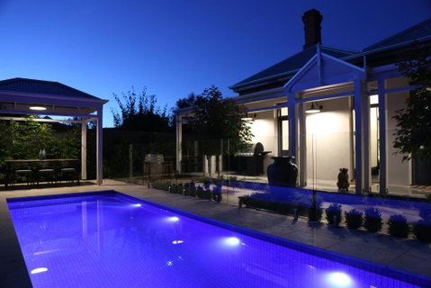 Hollidge House 5 Star Luxury Apartments - Lightning Ridge Tourism 1