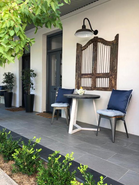 Hollidge House 5 Star Luxury Apartments - Lightning Ridge Tourism 3