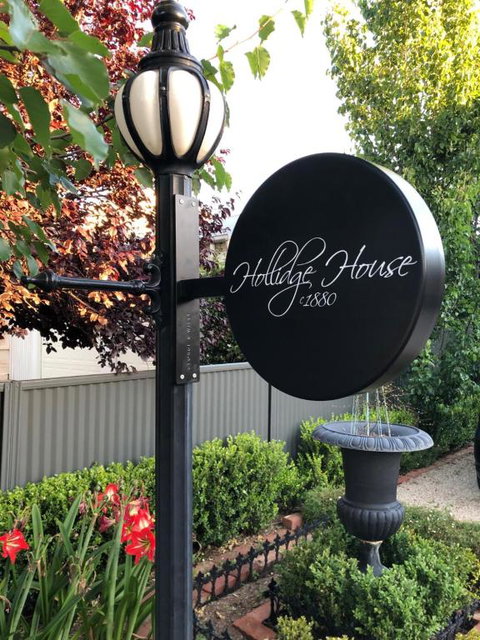 Hollidge House 5 Star Luxury Apartments - Lightning Ridge Tourism 0