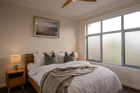 Home In Christies Beach - Lightning Ridge Tourism 0