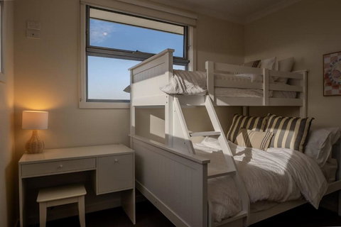 Home In Christies Beach - Lightning Ridge Tourism 1