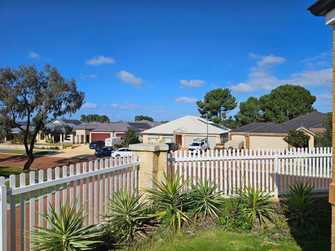 House In Ellenbrook - Lightning Ridge Tourism 3