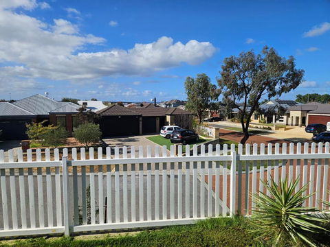 House In Ellenbrook - Lightning Ridge Tourism 2