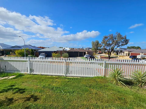 House In Ellenbrook - Lightning Ridge Tourism 1
