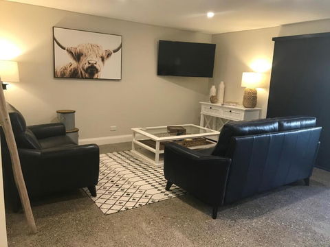 Inn Scone - Lightning Ridge Tourism 1
