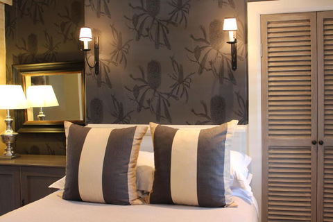 Inn Scone - Lightning Ridge Tourism 0
