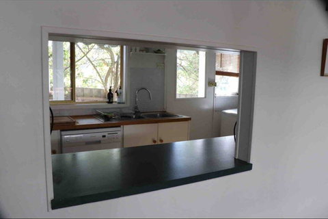 Adrift At Ventnor On Phillip Island, Pets - Lightning Ridge Tourism 2