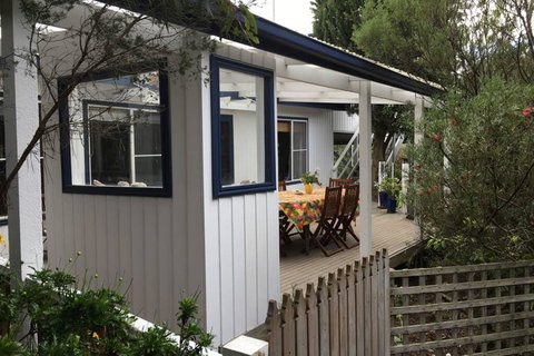 Adrift At Ventnor On Phillip Island, Pets - Lightning Ridge Tourism 0