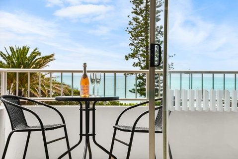 Alex Beach Apt Bilgola4 - Lightning Ridge Tourism 0