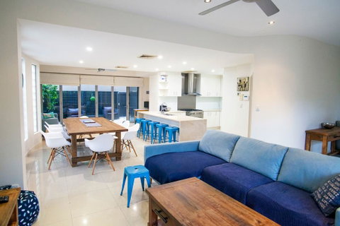Alexandra Headland Luxury Townhouse - Lightning Ridge Tourism 0