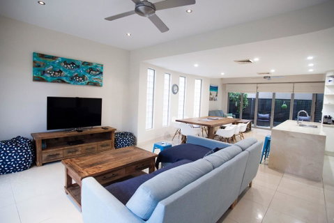 Alexandra Headland Luxury Townhouse - Lightning Ridge Tourism 1