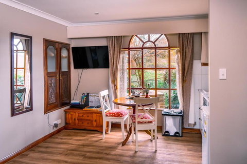 Amble At Hahndorf - Lightning Ridge Tourism 1