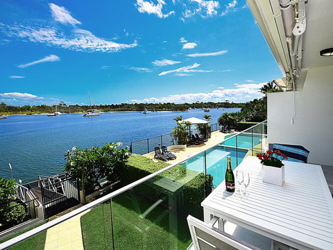 Aqua Linea - Lightning Ridge Tourism 1