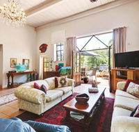 Arty Warehouse Apartment - stroll to South beach - Lightning Ridge Tourism