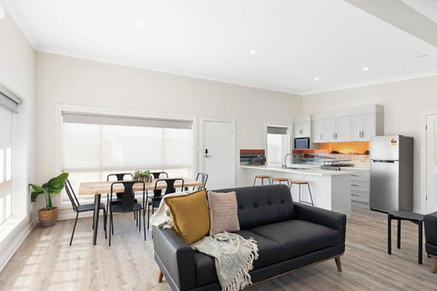 Luxury Apartments And Motel Rooms - Free Wifi - Close To Beach - Lightning Ridge Tourism 0